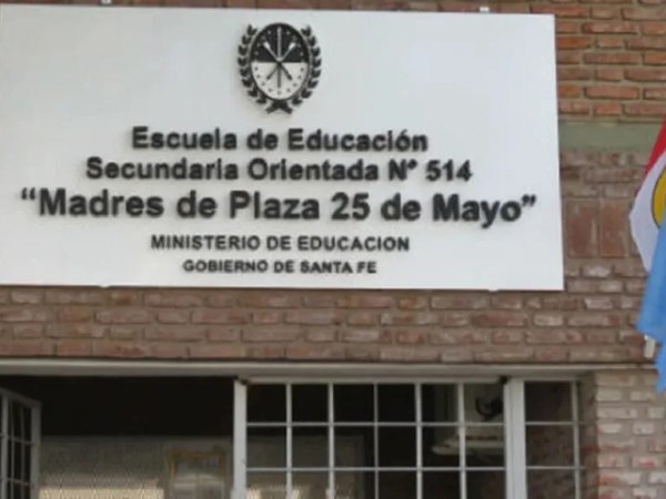 30 policías ingresaron a una escuela y requisaron a los alumnos. El gobierno avaló el&nbsp;operativo